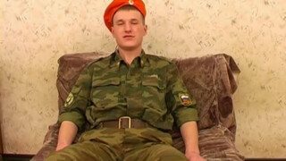 Русский солдат спустил штаны до колена и надрочил член на кастинге